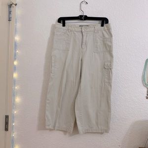Cute, beige, cargo capris